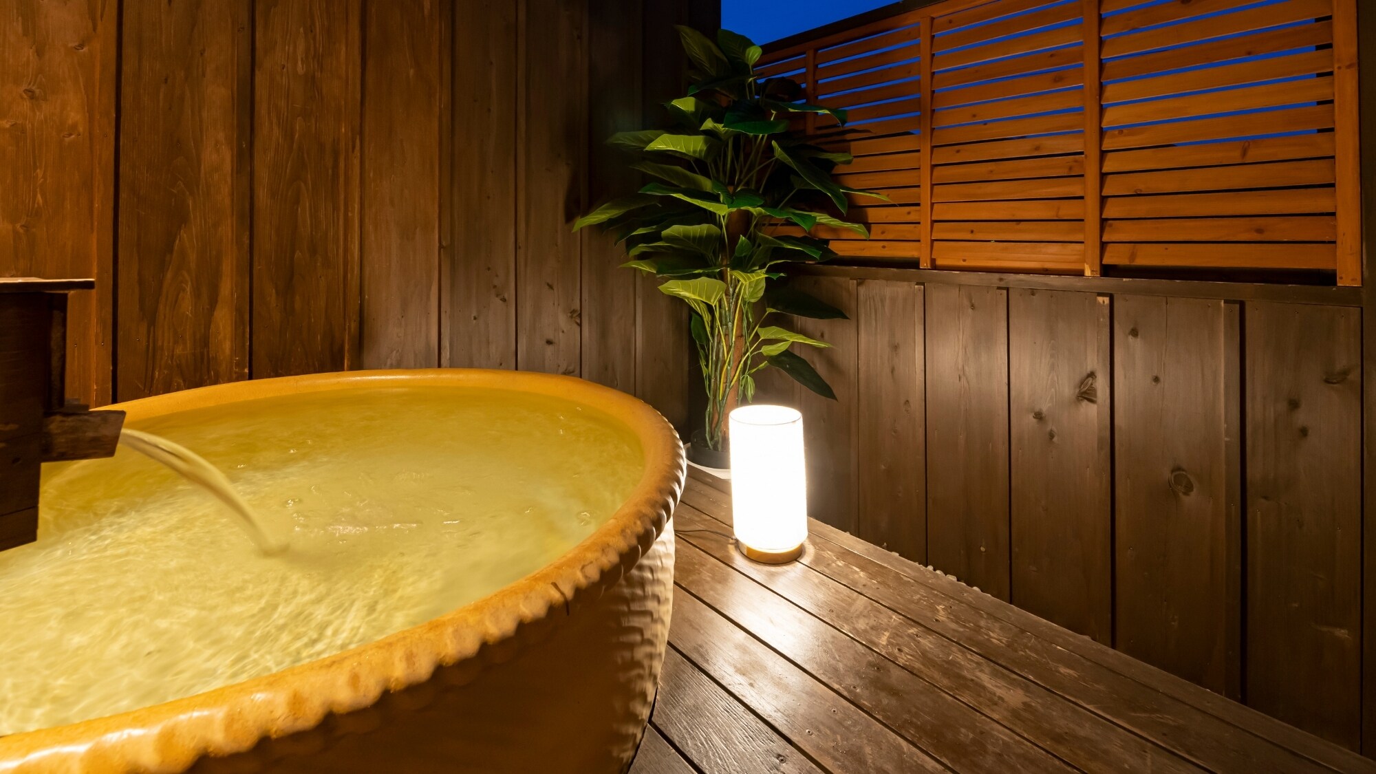 Please spend quality time in the guest room with an open-air bath.