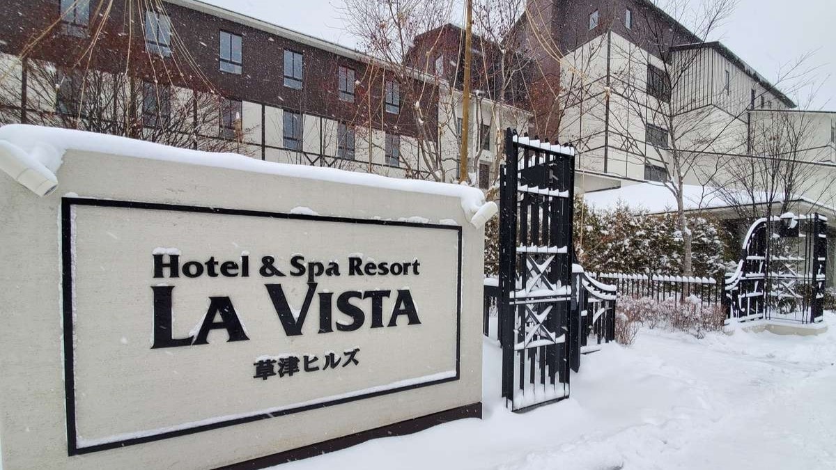 【外観】冬　普段の鮮やかな木々の印象とは変わって真っ白に染まる様子も幻想的。