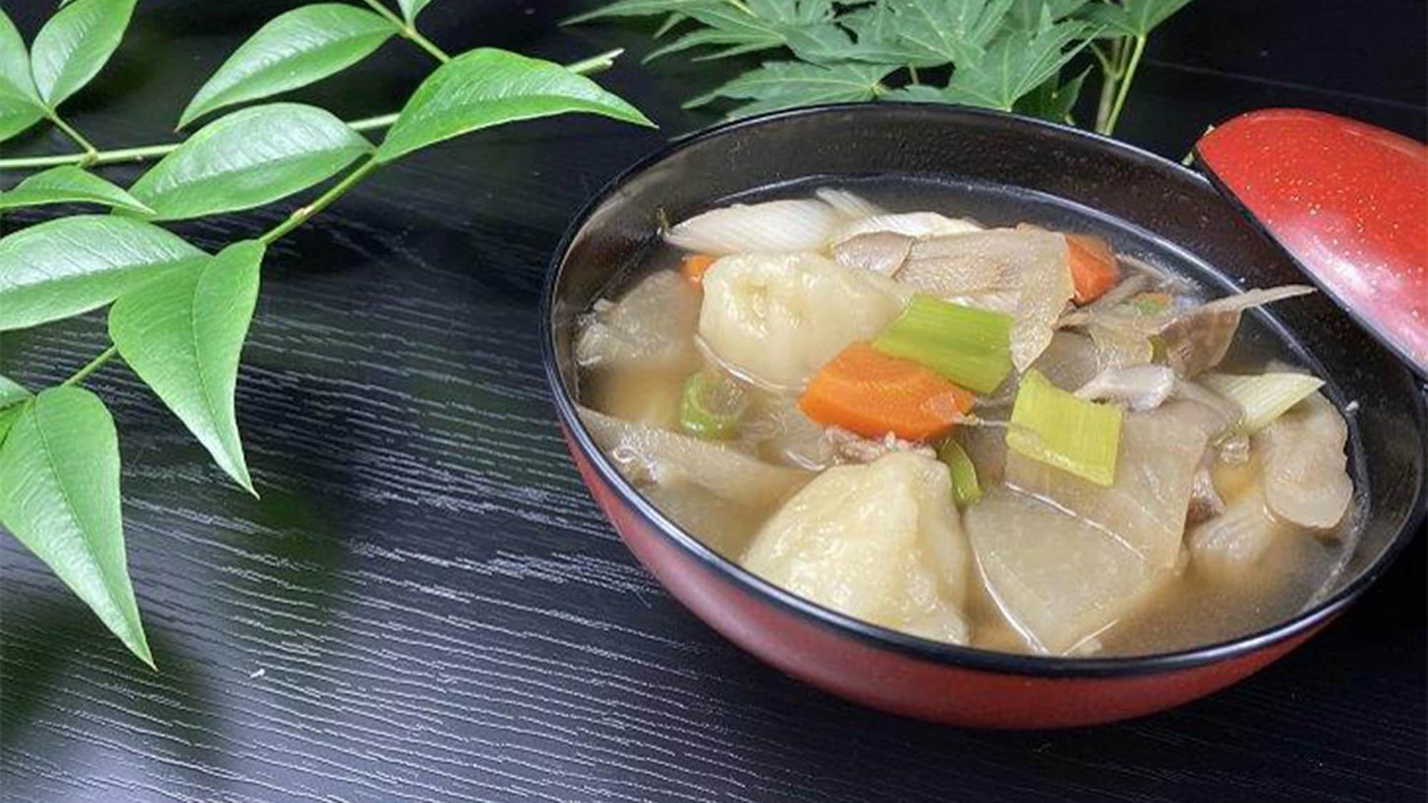 ※【晚餐（示例）】豆腐汤（将蔬菜、土豆、蘑菇等放入高汤中炖煮而成的菜肴）（图片来源：图片）