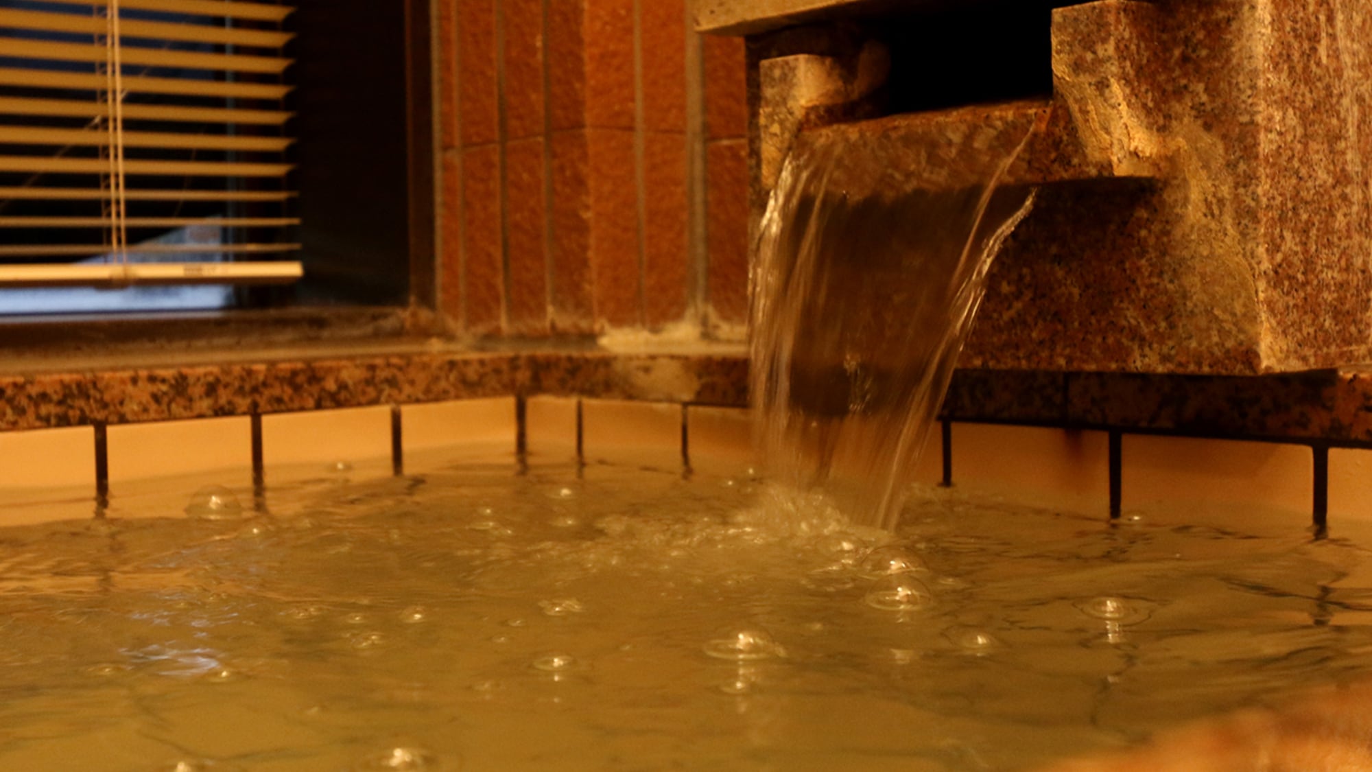 Relax and unwind from your daily fatigue in the panoramic bath overlooking the setting sun.