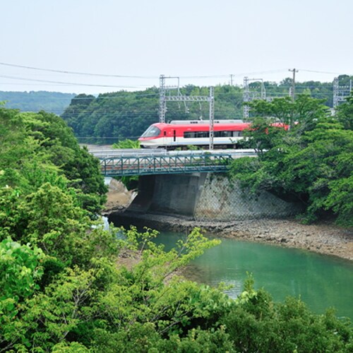 [Ocean side Japanese-style room with a view of the railway]