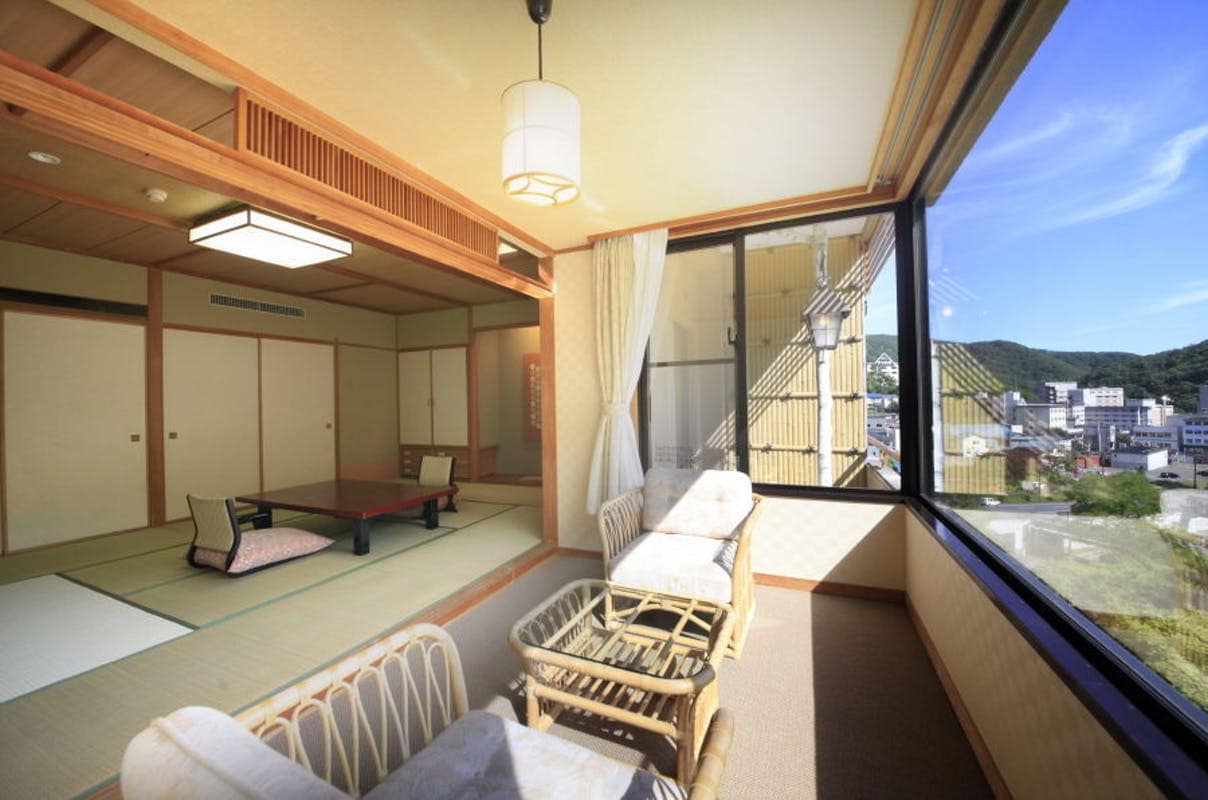 Kamar bergaya Jepang dengan 12 tikar tatami dengan pemandian air panas terbuka