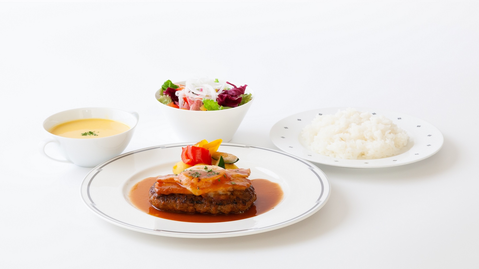 Daging sapi hamburger dengan bacon dan keju panggang (makan malam)