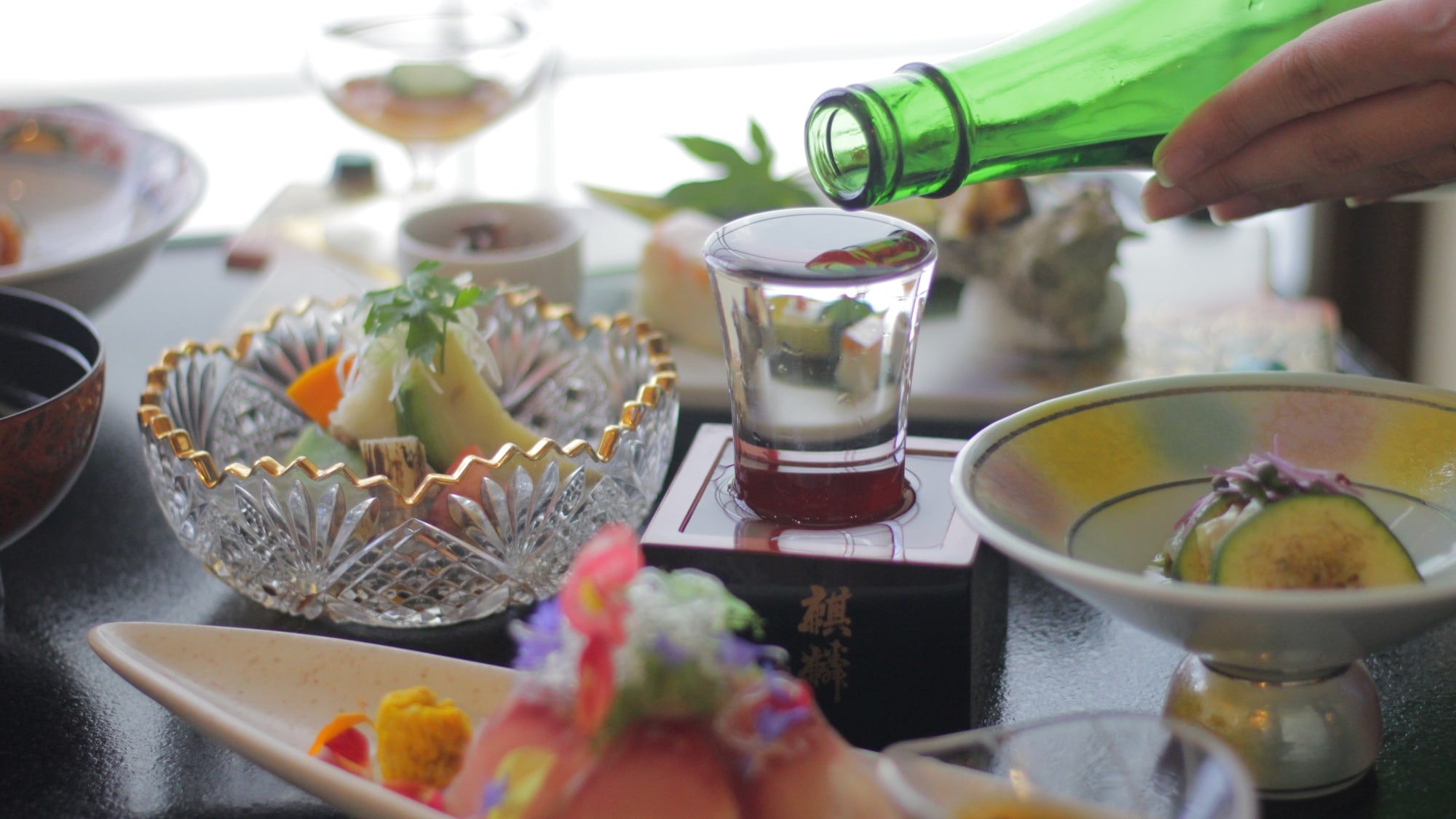 普通的鱒魚飲料。隨時供應 30 多種清酒