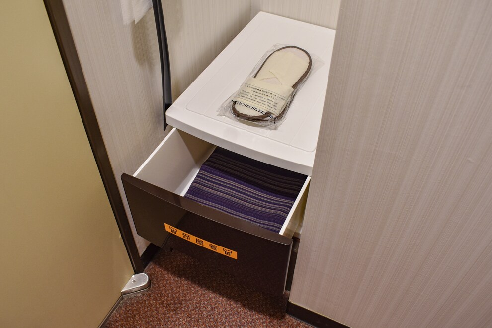Single room closet equipment