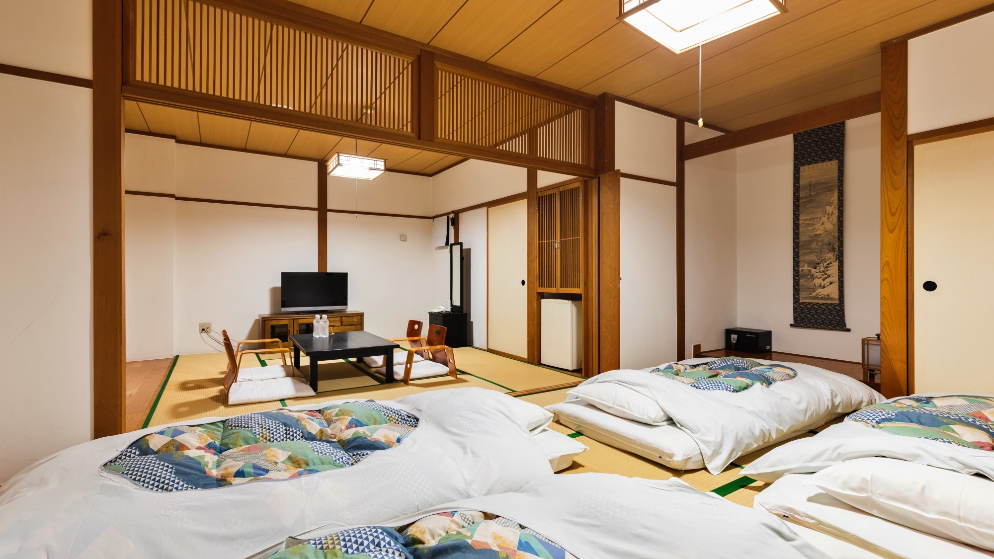 [Japanese-style room] A pure Japanese-style room with a feeling of openness. It has two rooms and can accommodate a large number of people.