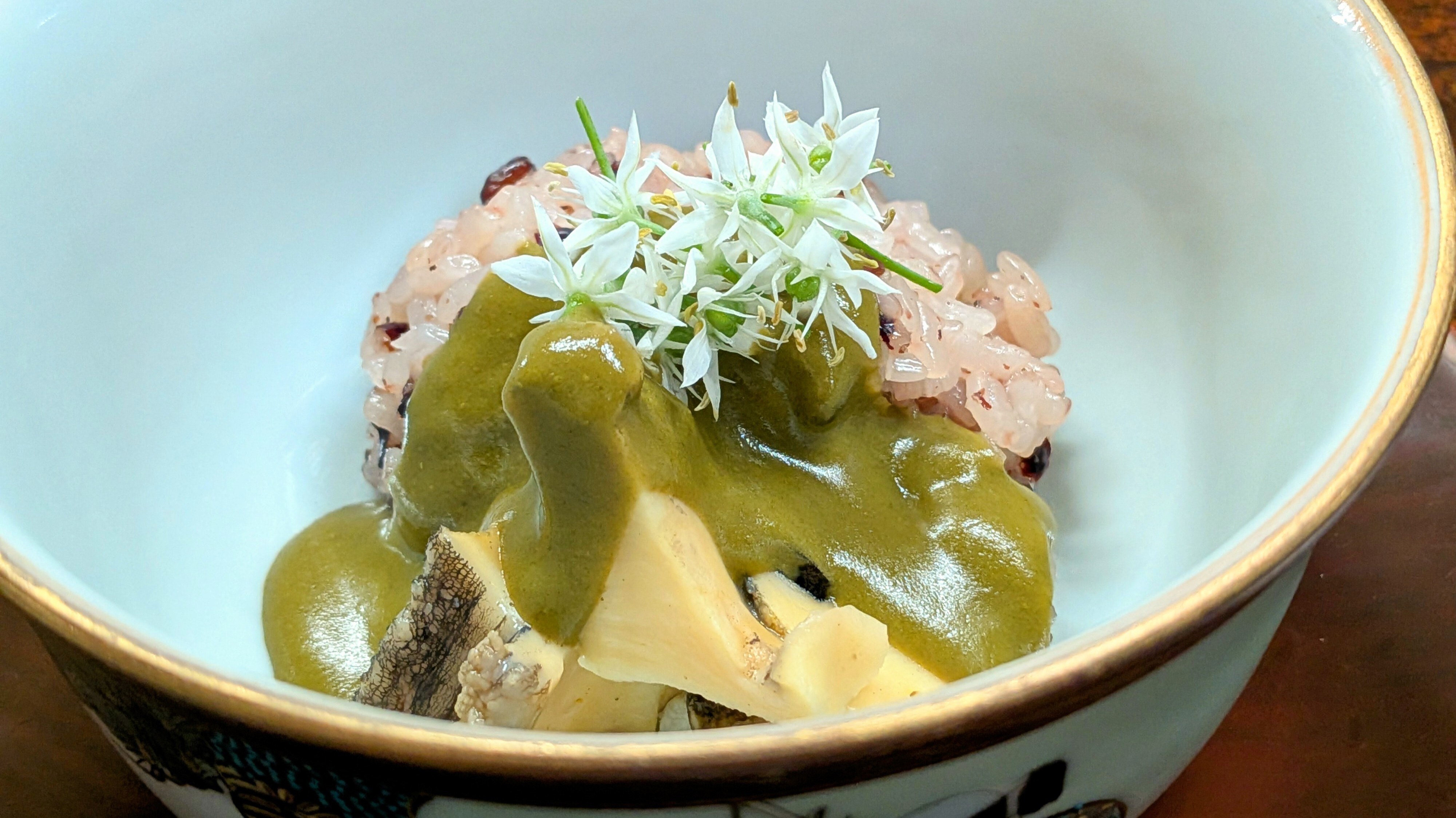 [Autumn dish] Black rice steamed with abalone and liver sauce.
