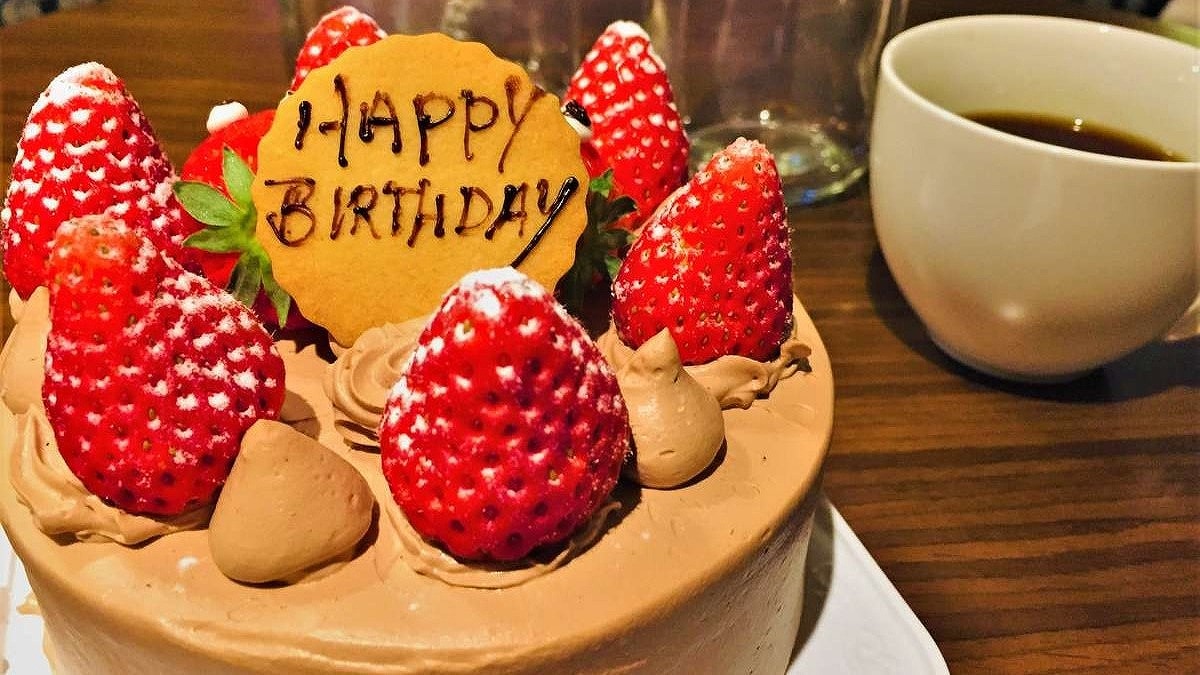 Plan with whole cake (chocolate cream cake)