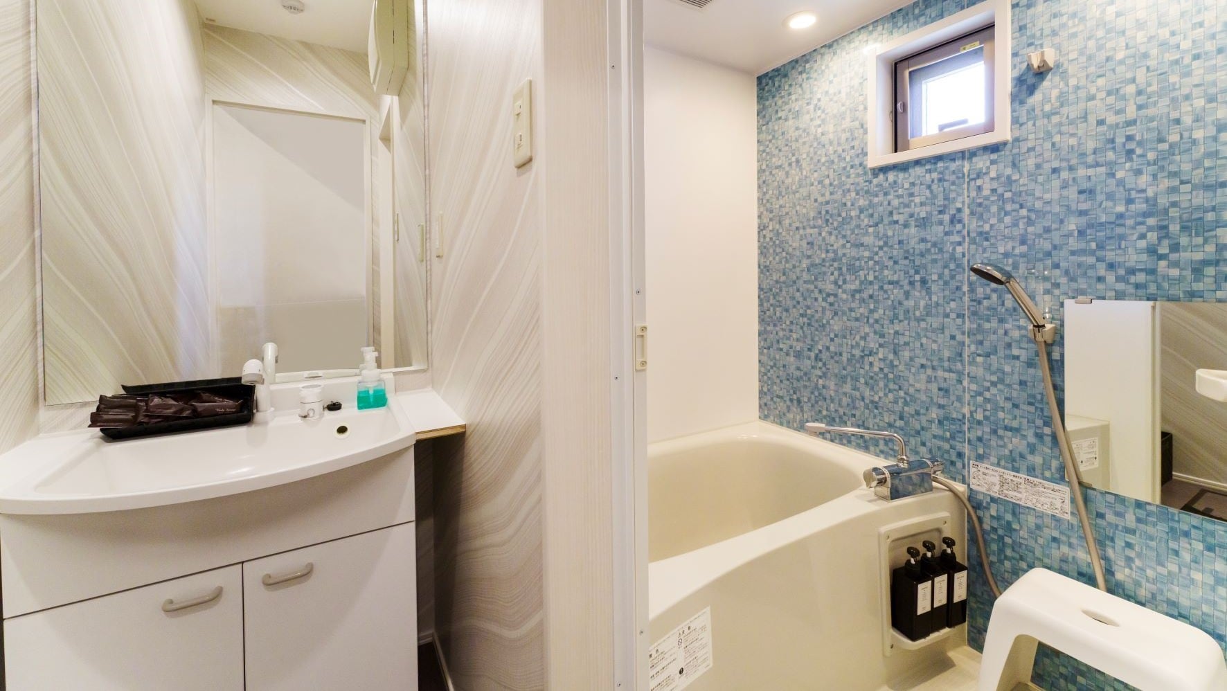 The clean bathroom and toilet are separate, so you can use them comfortably.