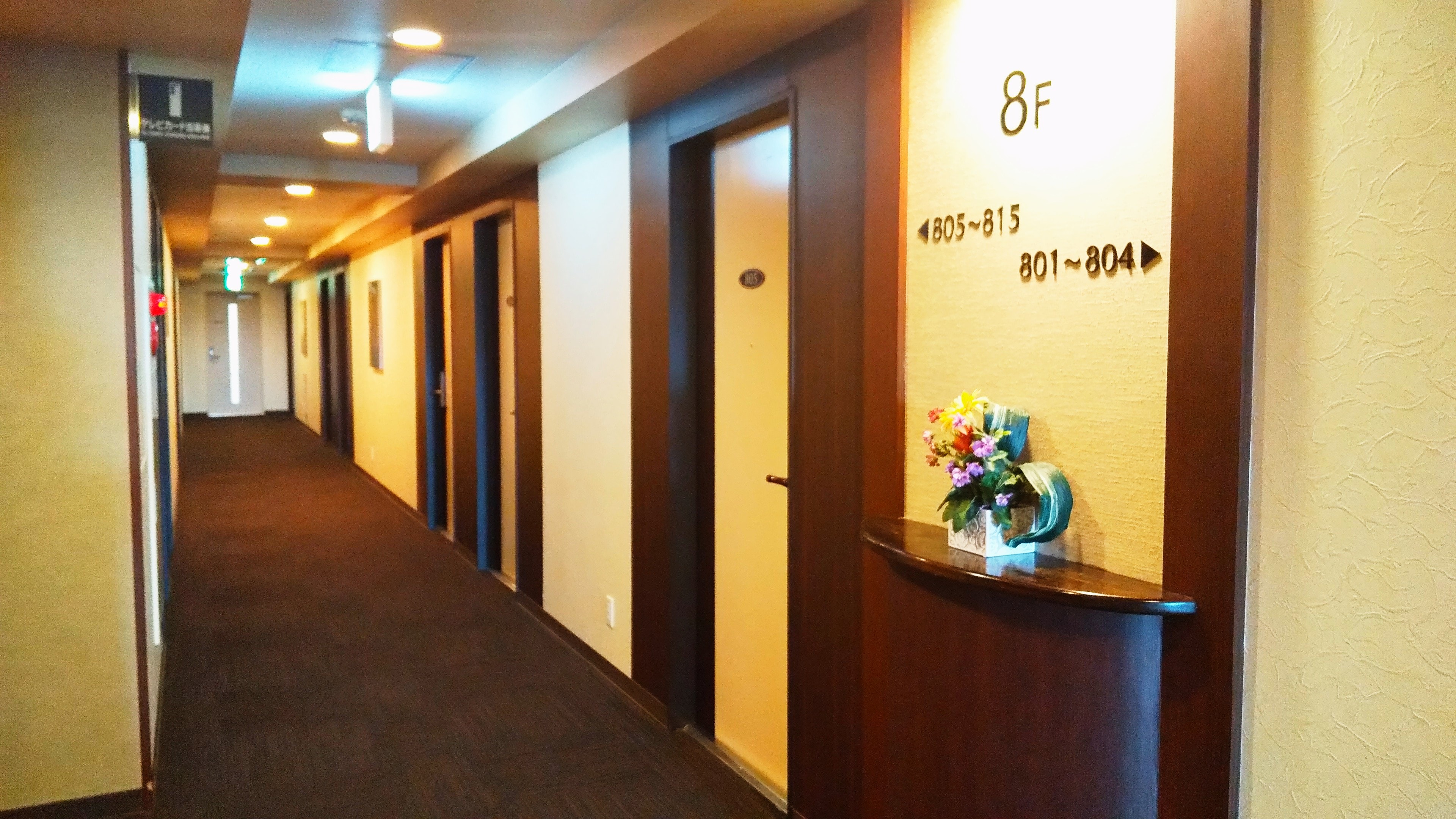 There are 15 guest rooms on each floor, for a total of 105 rooms. 75 of them are non-smoking rooms.