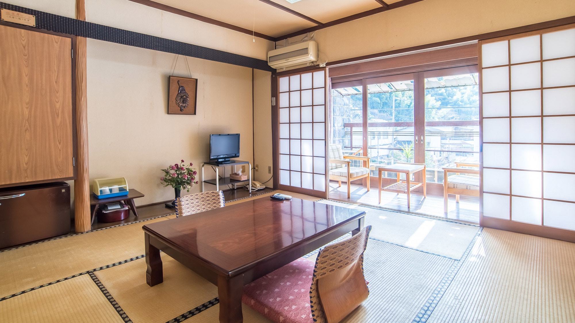 * [Example of Japanese-style room with bath and toilet] We also have a relaxing space on the window side.
