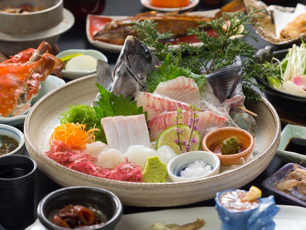 晚餐是一道典型的海鲜菜肴，专供主人（人类）享用。请为您的狗自带食物。