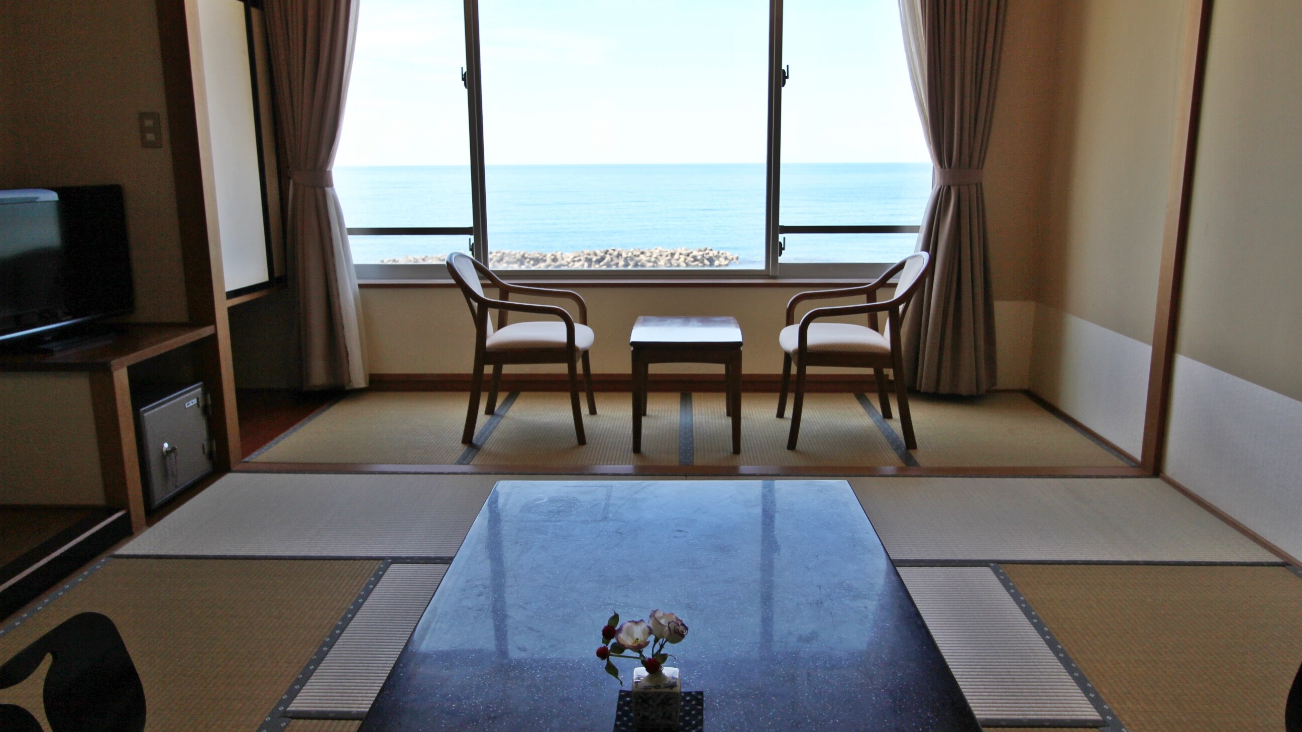 ■ [Ví dụ về phòng theo phong cách Nhật Bản rộng 12 chiếu tatami] Hãy thư giãn trong căn phòng này với bãi biển ngay trước mặt bạn. (Tất cả các phòng đều cấm hút thuốc)