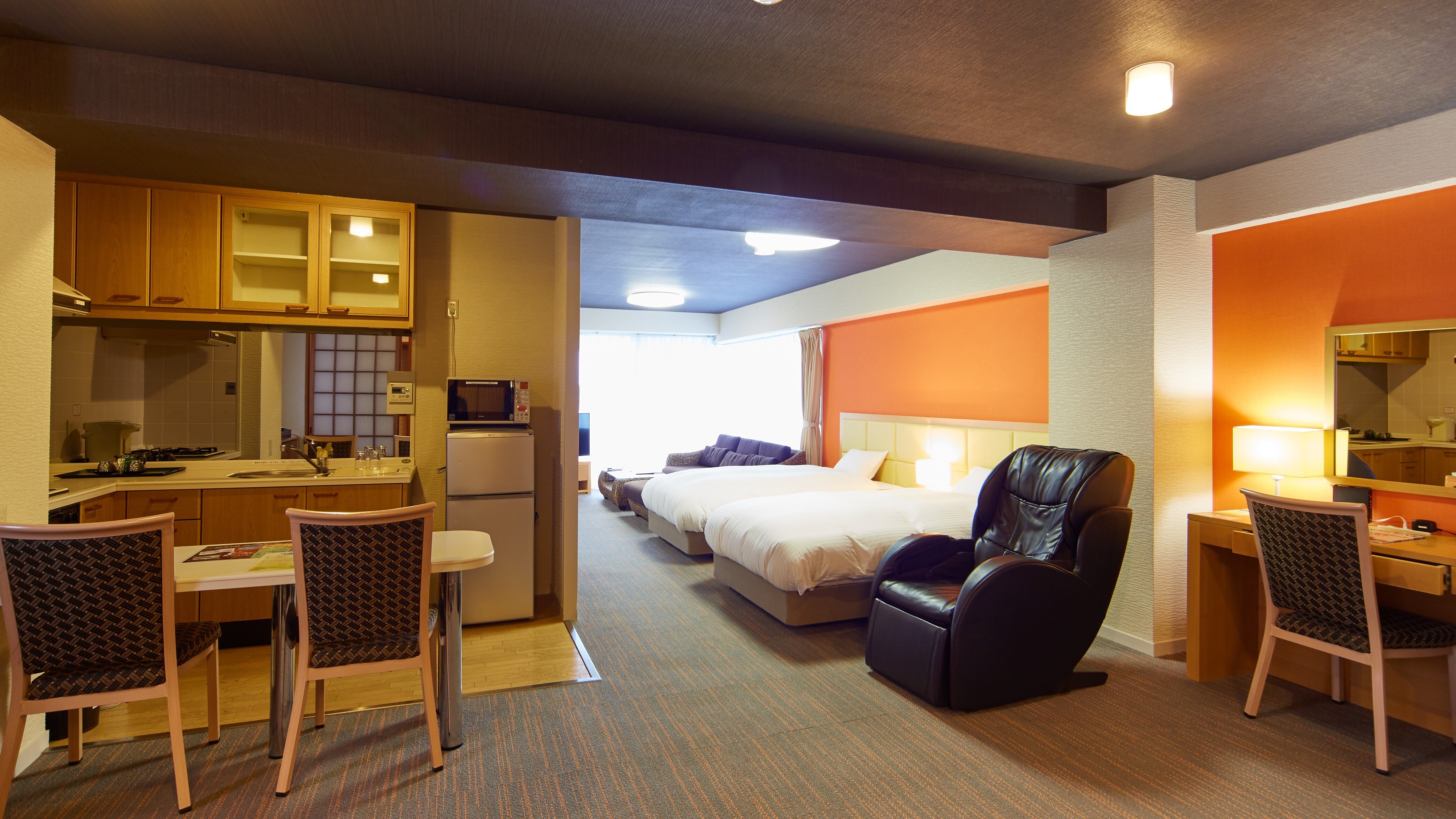 The 85 m² room can accommodate up to 8 people. There are various types of floor plans.