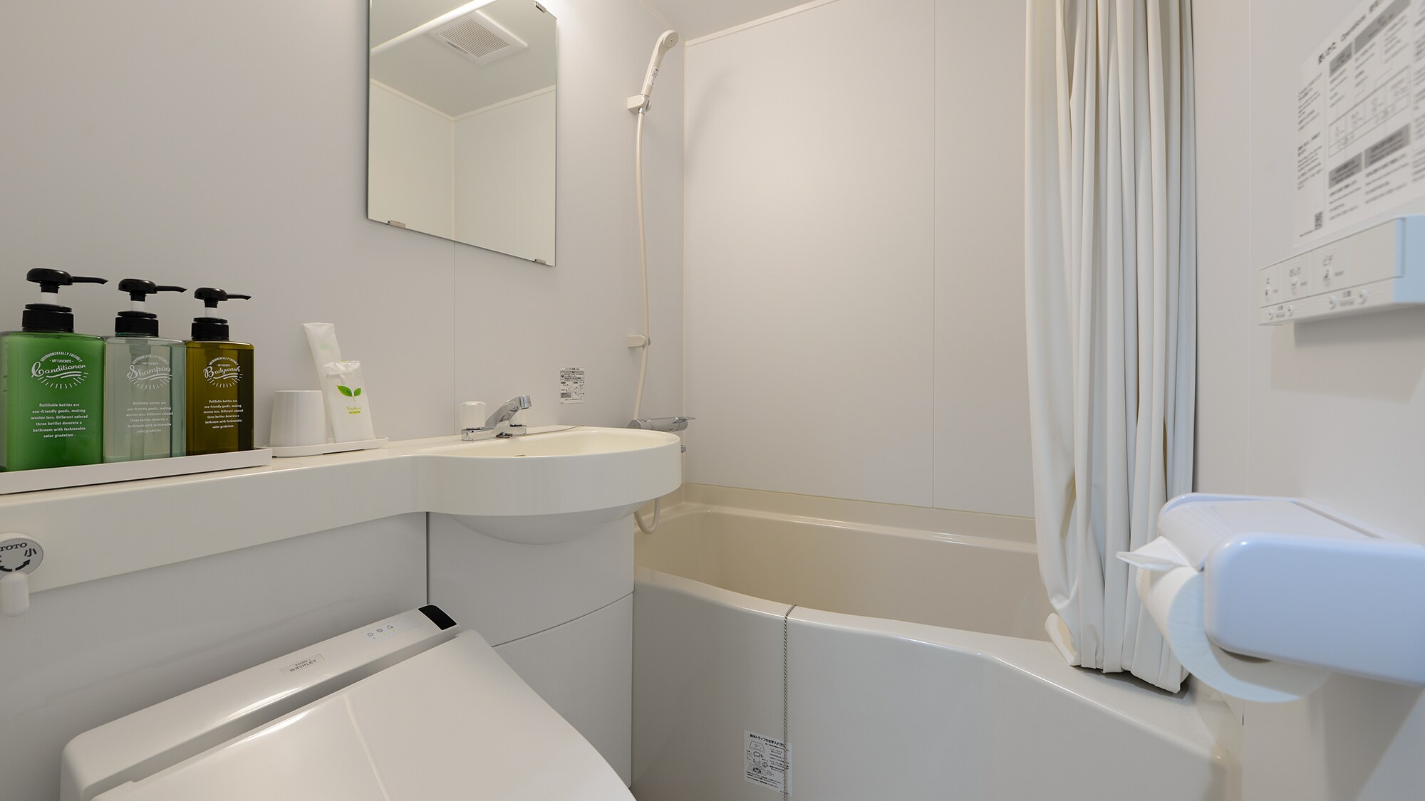 *[Unit kamar mandi] Kamar tamu yang telah direnovasi, dengan fokus pada kebersihan