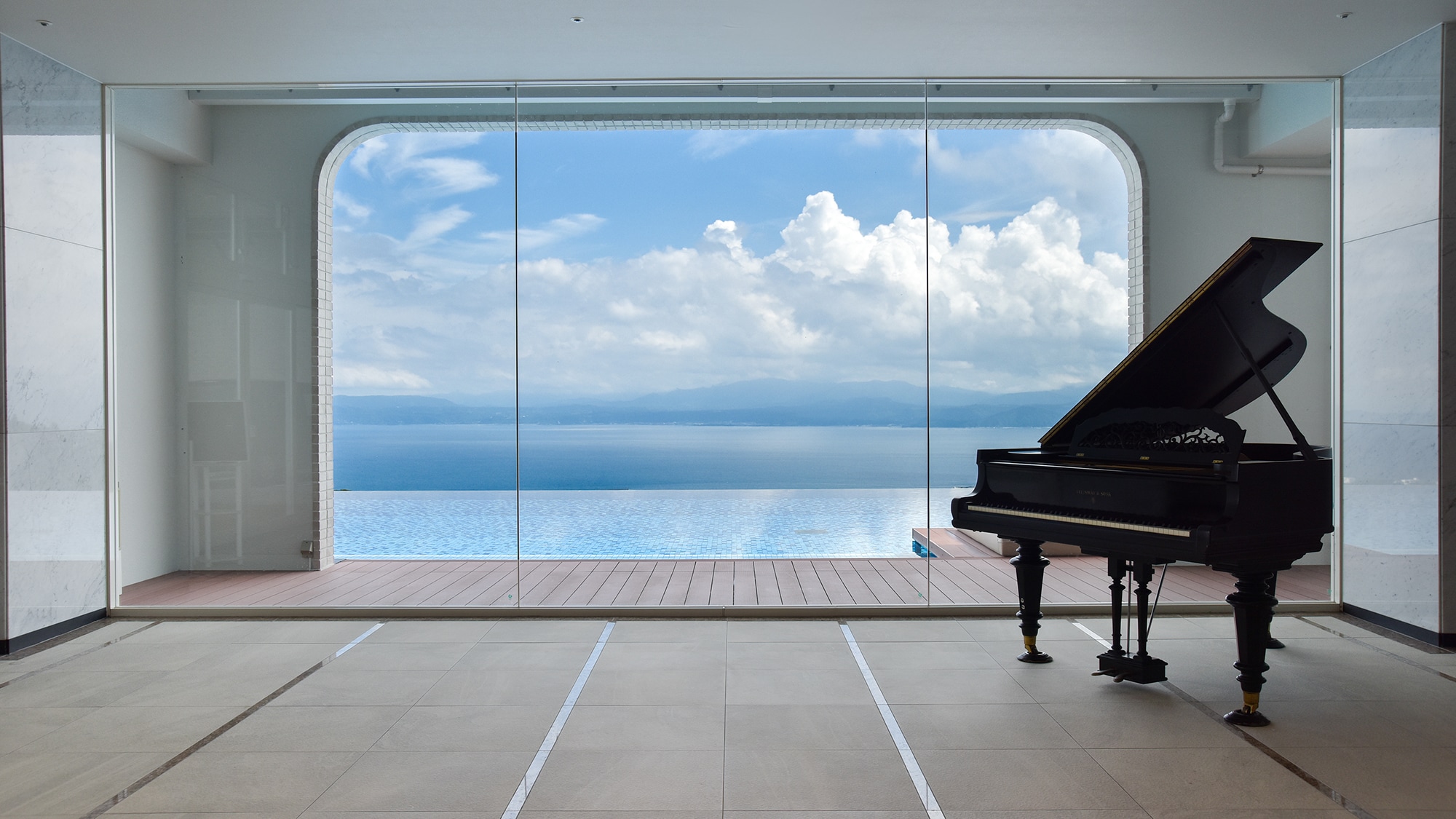 [Entrance] As soon as you step inside, you will be greeted by the natural surroundings of the sky and sea. Classical piano will be playing as you are welcomed.