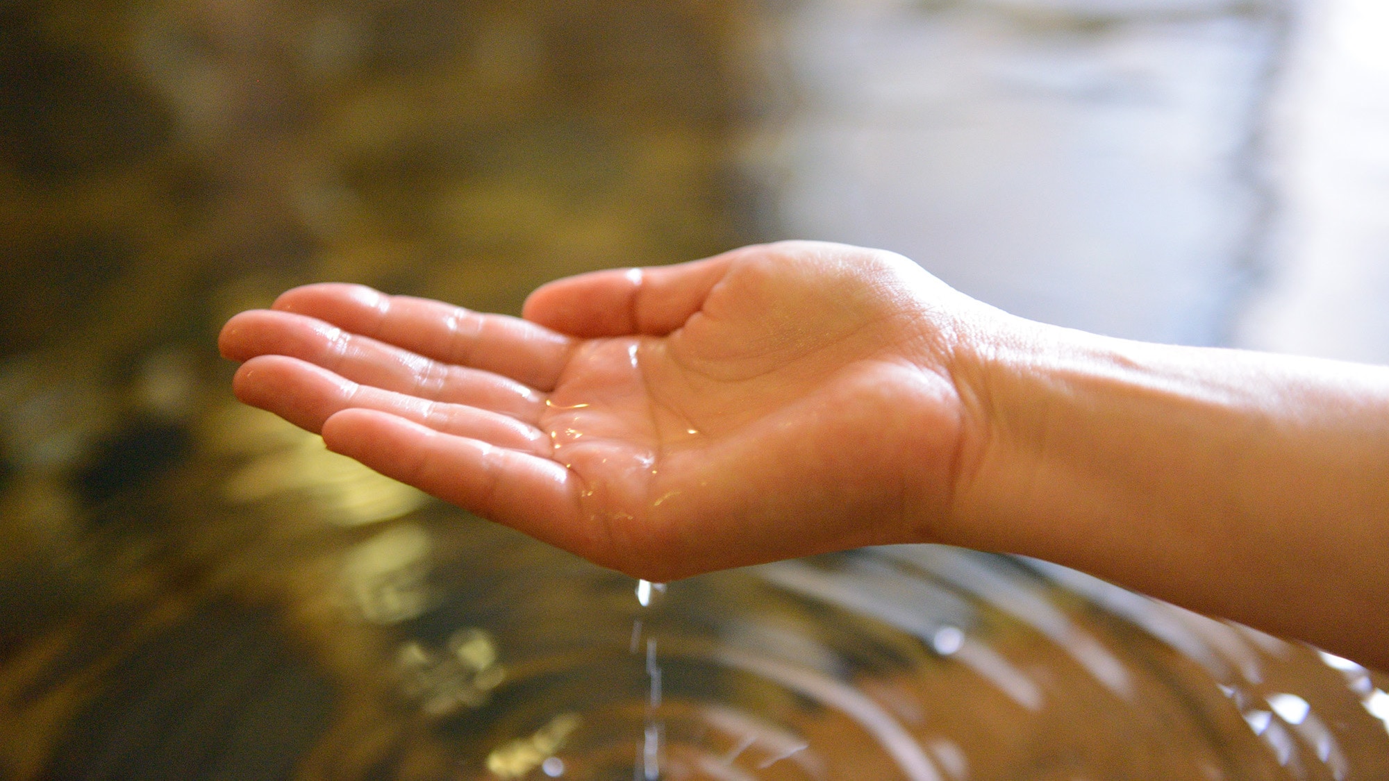 *[Hot springs] Those who experience it for the first time will be surprised by the viscous water.