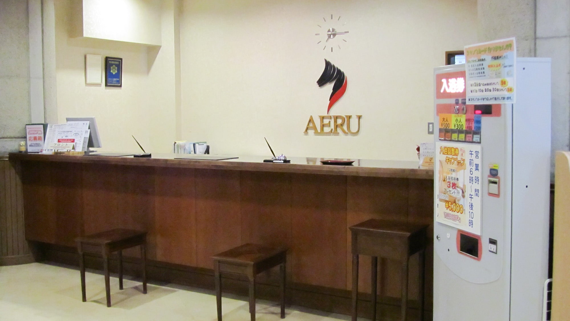 ・【Resepsionis】Check-in dan check-out akan ditangani di sini