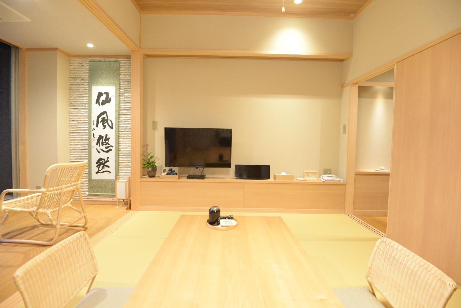 Japanese-style room 10 tatami mats with wide rim + nature garden view deck