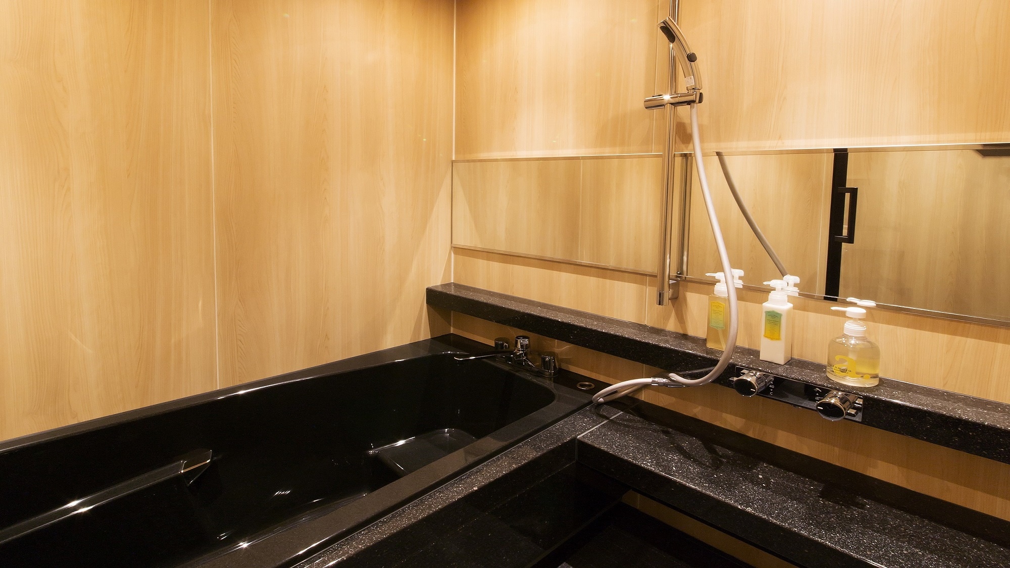 Bathroom / Large bathtub allows you to relax and heal the tiredness of your trip!