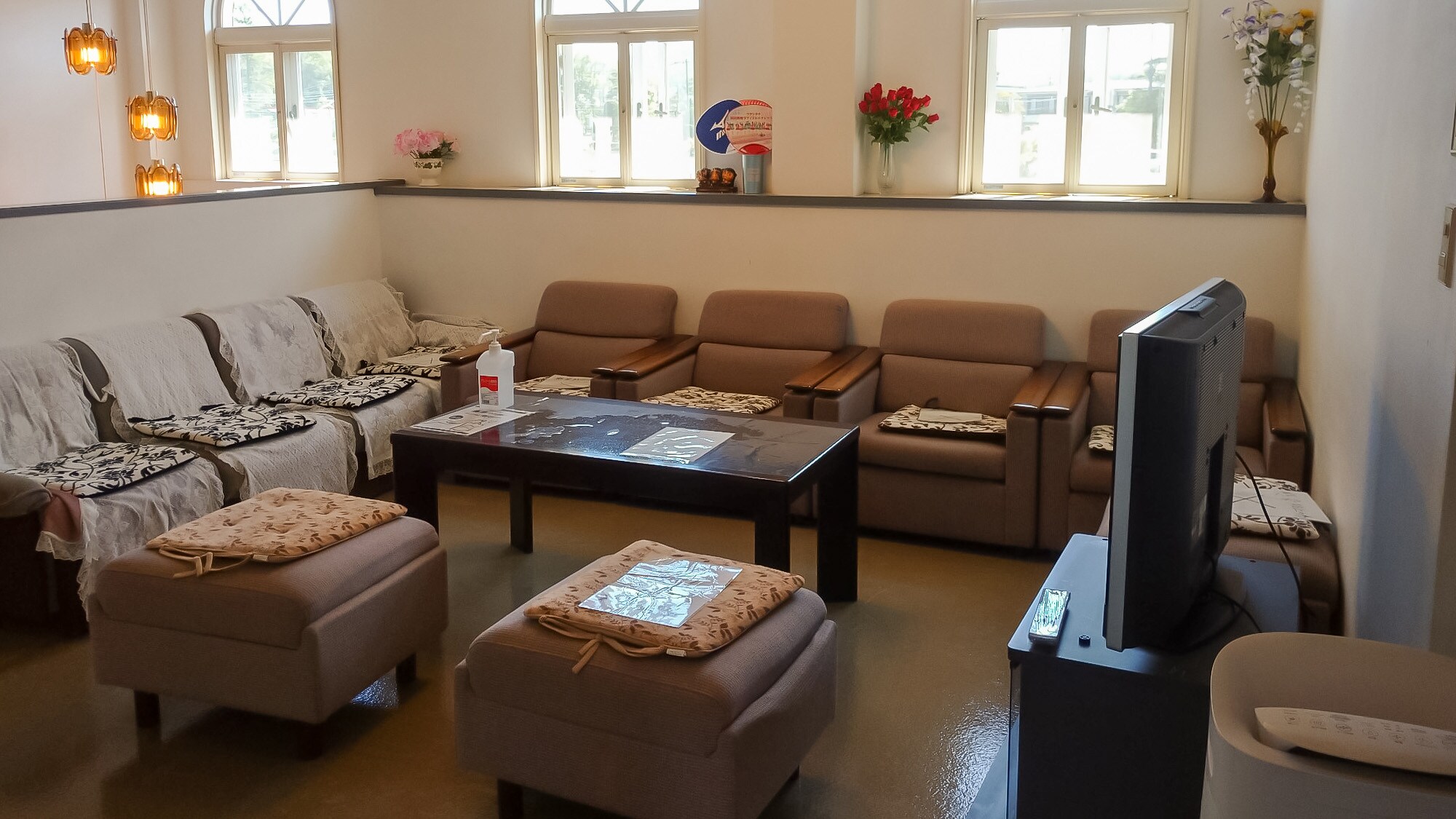 ・ A sofa and TV are installed in the lobby. Please relax