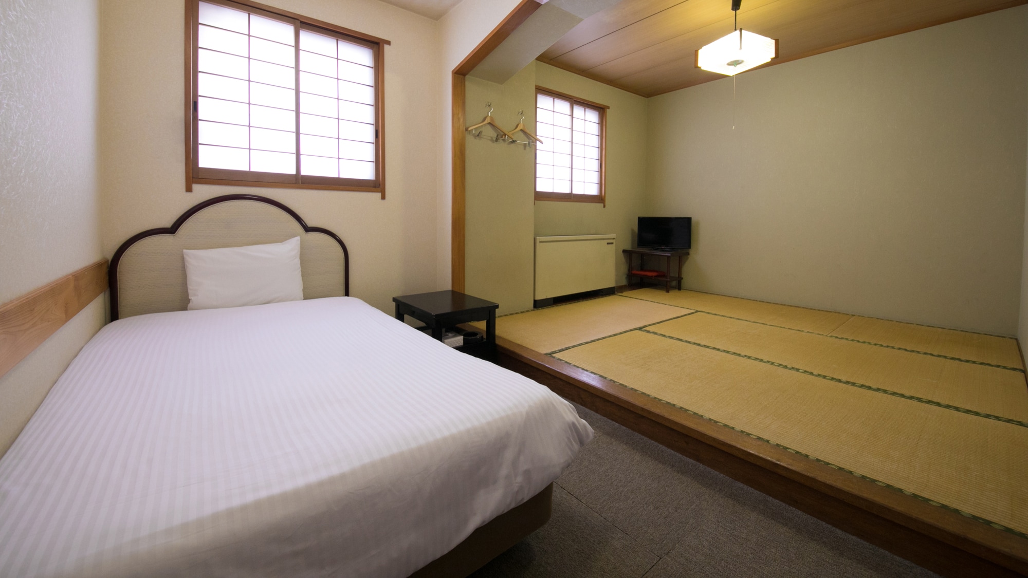 [Kamar bergaya Jepang-Barat (1 tempat tidur single + 2 futon)] Kamar bergaya Jepang-Barat yang langka di kota Fukuoka.