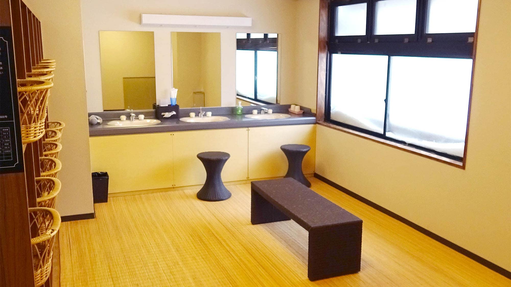 ・[Large bath] Spacious changing area