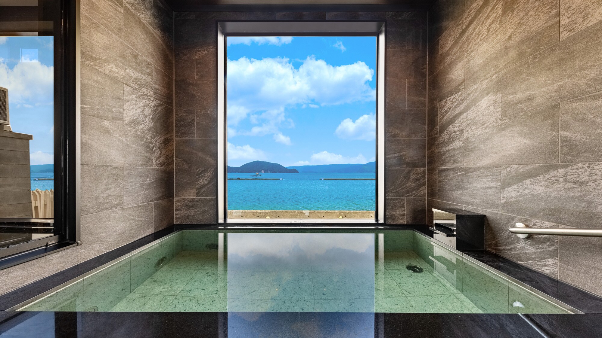 Enjoy a relaxing time in the large public bath where you can see the ocean, the morning sun, and the starry sky.