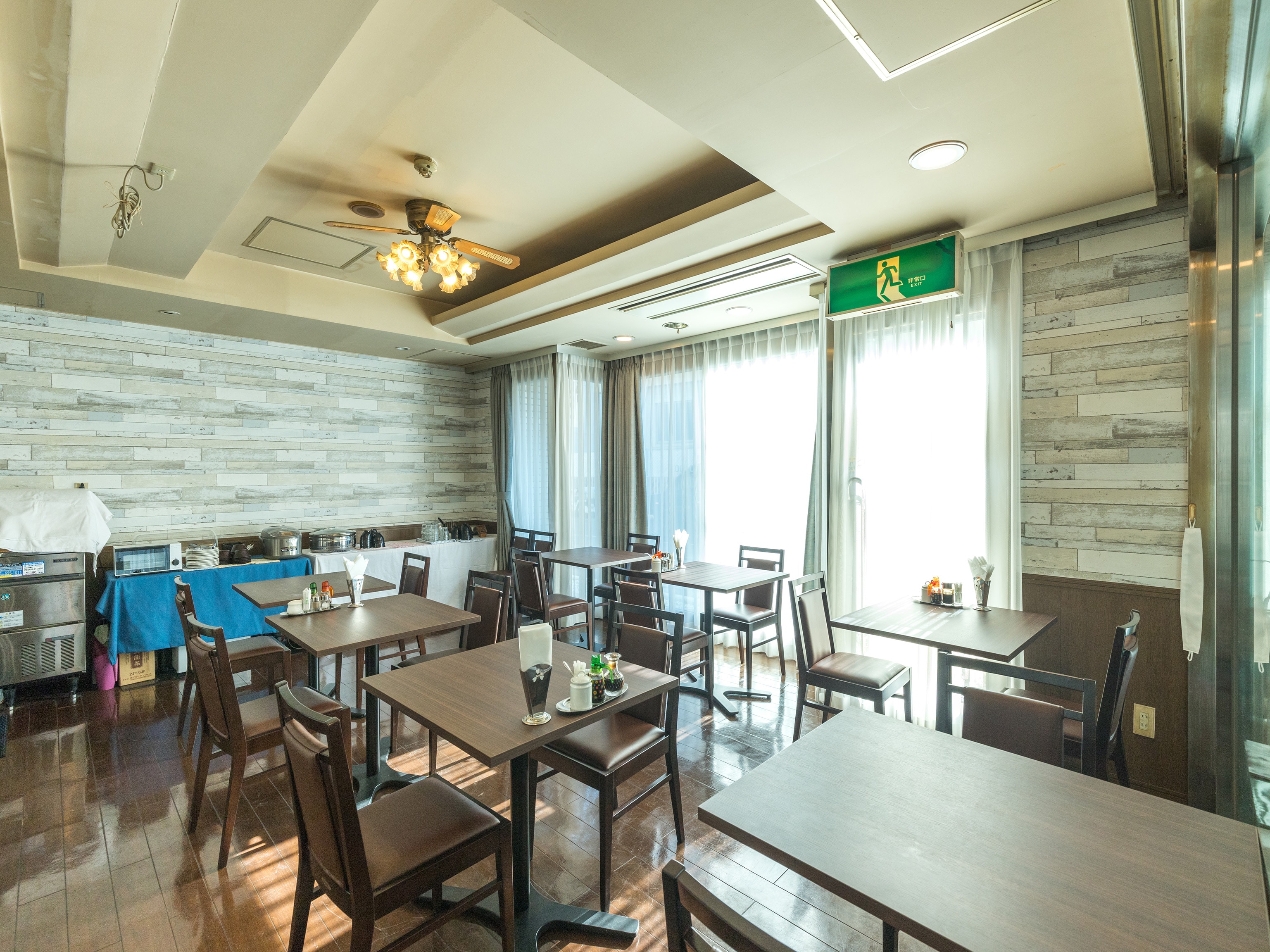 Restaurant: Please enjoy your meal here.