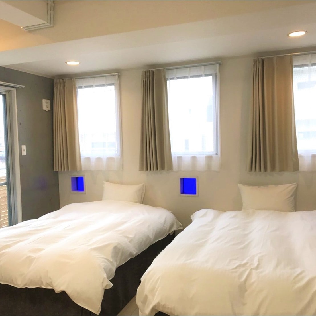 Spacious semi-double bed