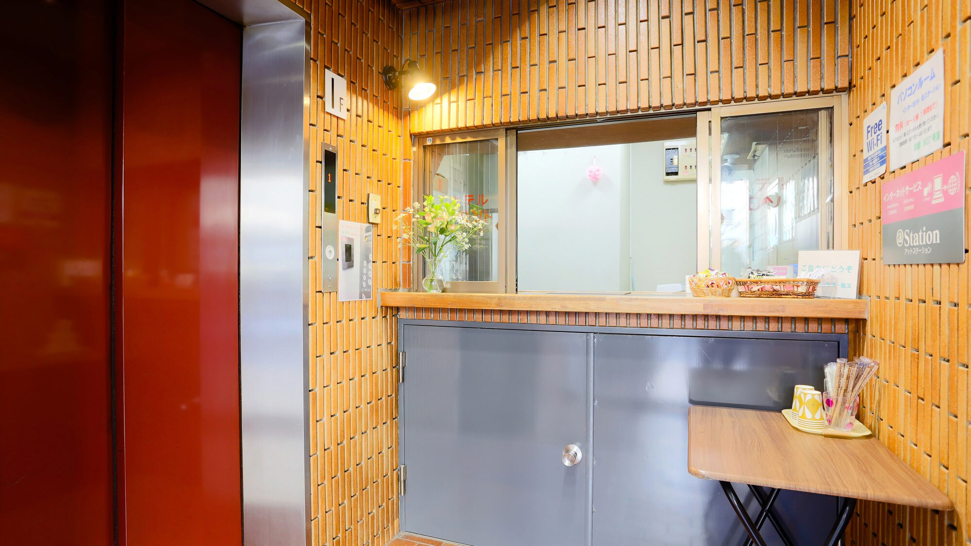 ・ Front desk: Located in front of the elevator on the 1st floor