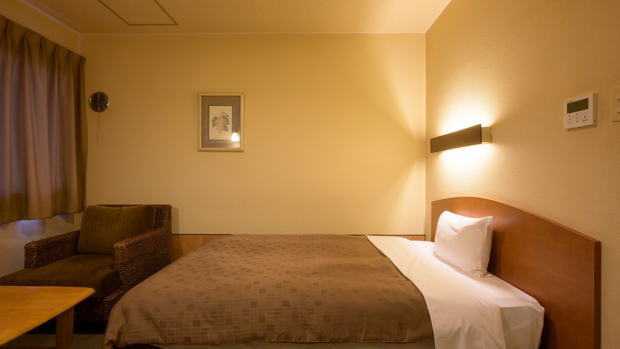 [Kamar Single Deluxe] Bersantailah dan nikmati suasana dengan sofa dan meja. Kami menawarkan ruang santai yang cocok untuk perjalanan bisnis atau solo.