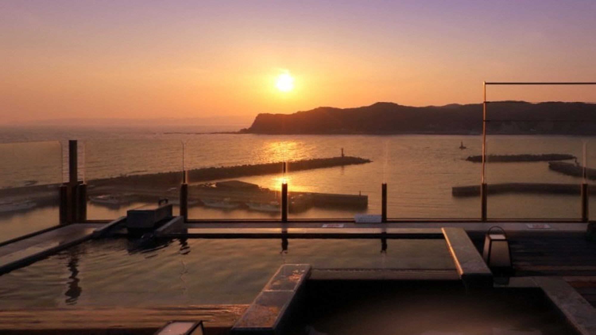 [Sky Garden Bath/Tanjo no Yu] You can enjoy two types of baths, including a rock bath.