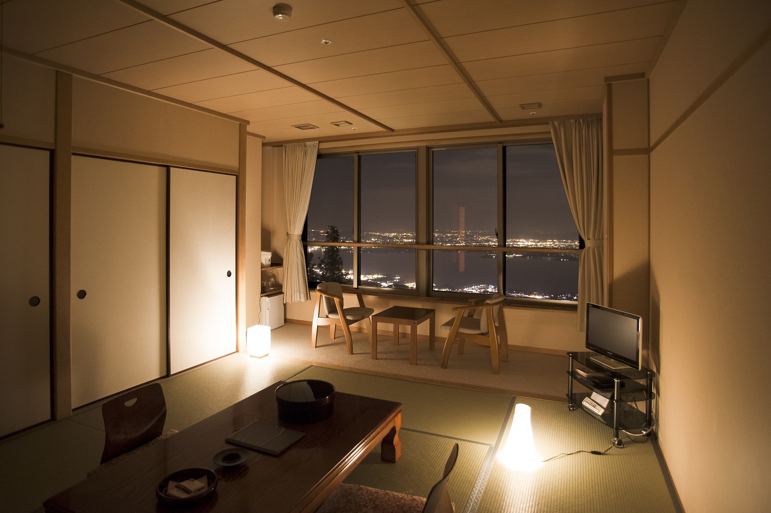 Lake side Japanese-style room (night)