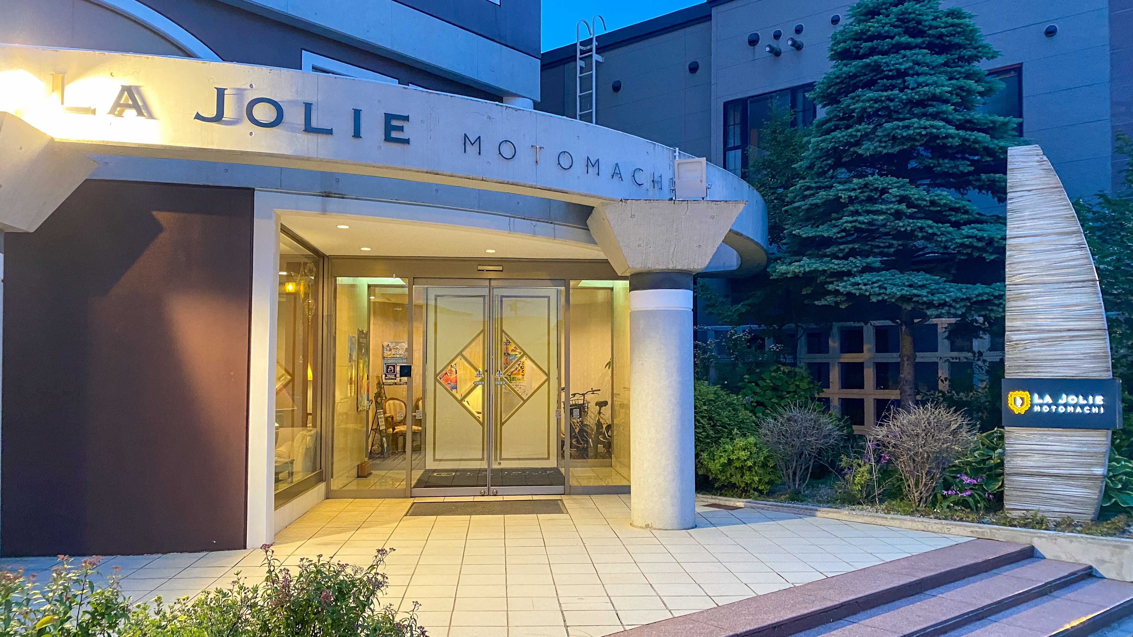 La Jolie Motomachi | 日落时分的入口