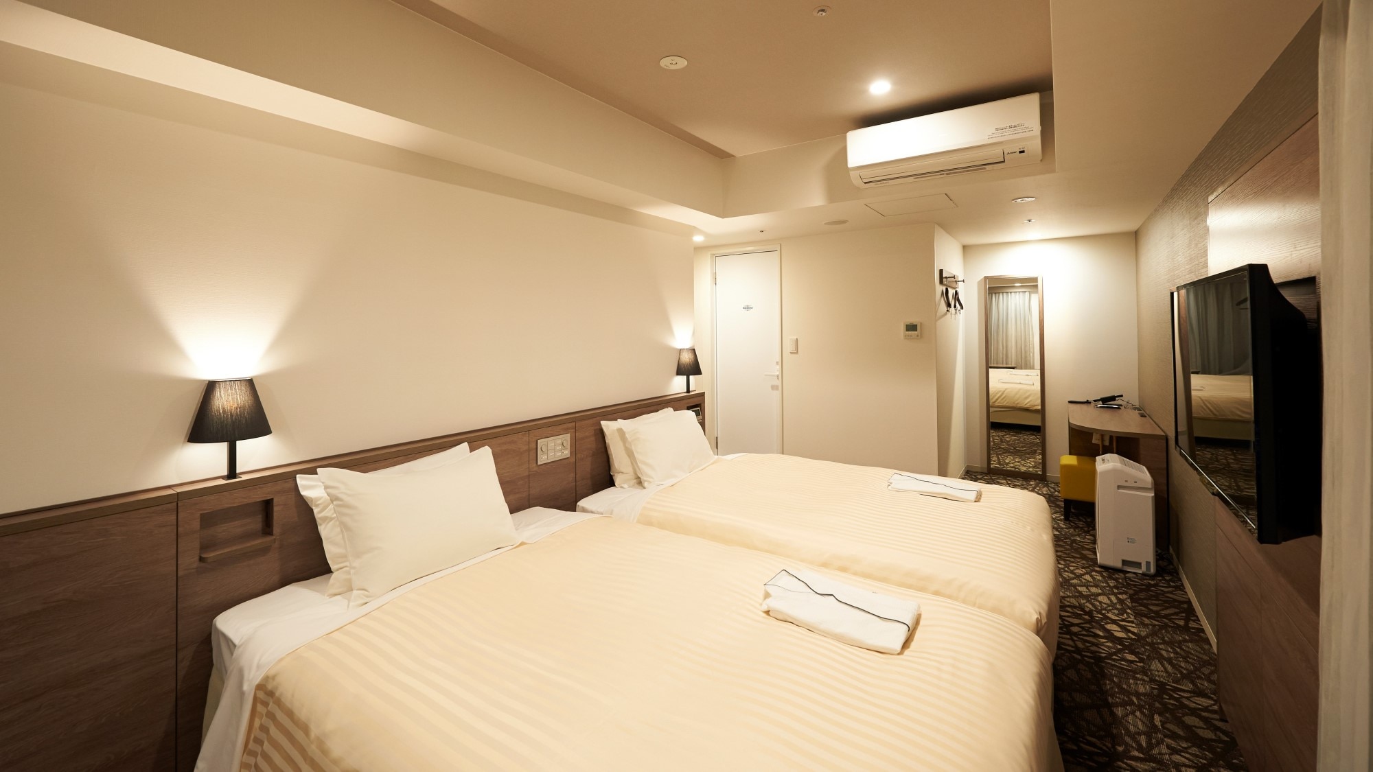 [Premium Twin Room] 23.5㎡ / 2 Simmons semi-double beds (width 120cm)