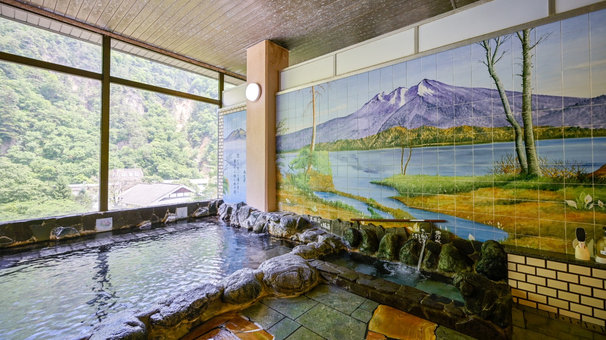 [Hiuchi no Yu] Enjoy the outdoor scenery and the landscape of Lake Ozenuma depicted in the painting.