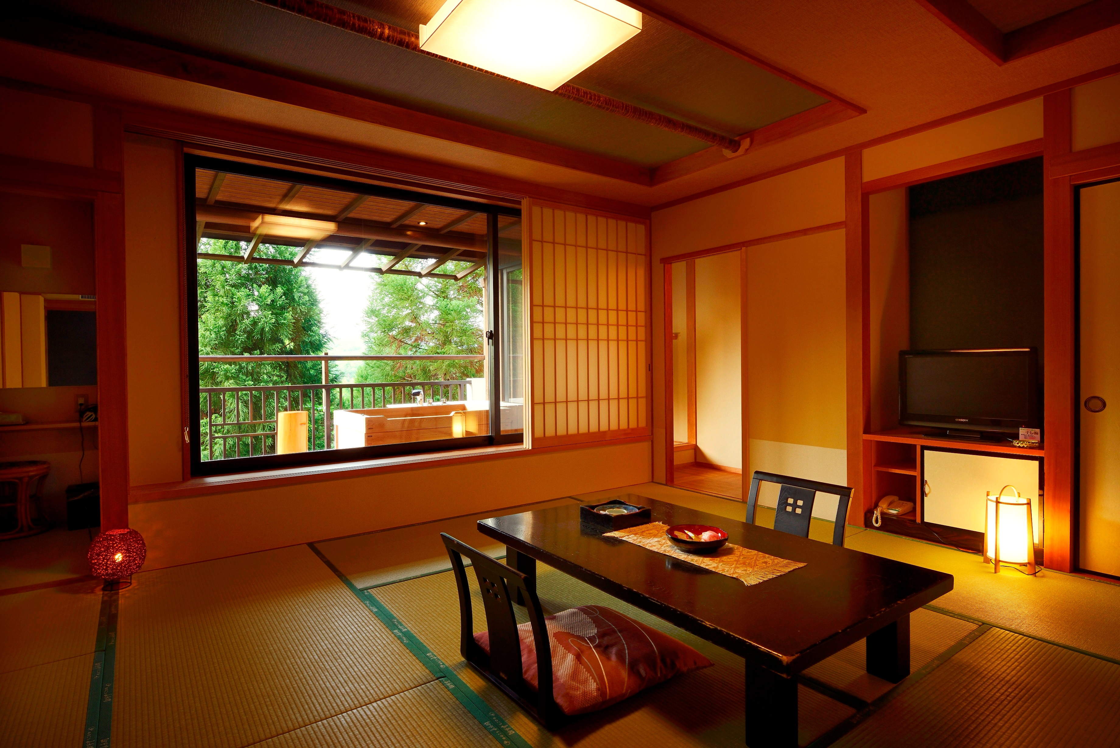 "Hana no Sato", kamar tamu dengan pemandian terbuka di lantai 1 Kangetsutei