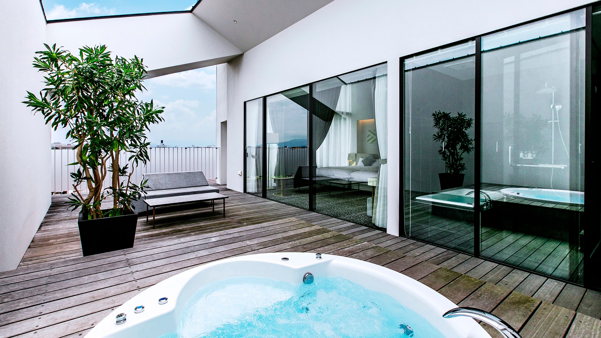 [Deluxe twin with outdoor jacuzzi] Enjoy the best bath time with a sense of openness and privacy.