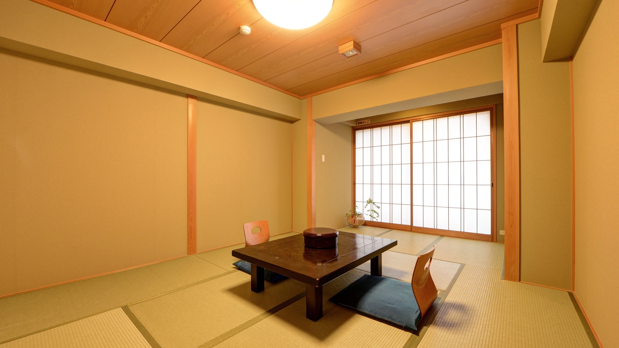 *[Example of a Japanese-style room] This is a 10-tatami room. It varies depending on the number of people.