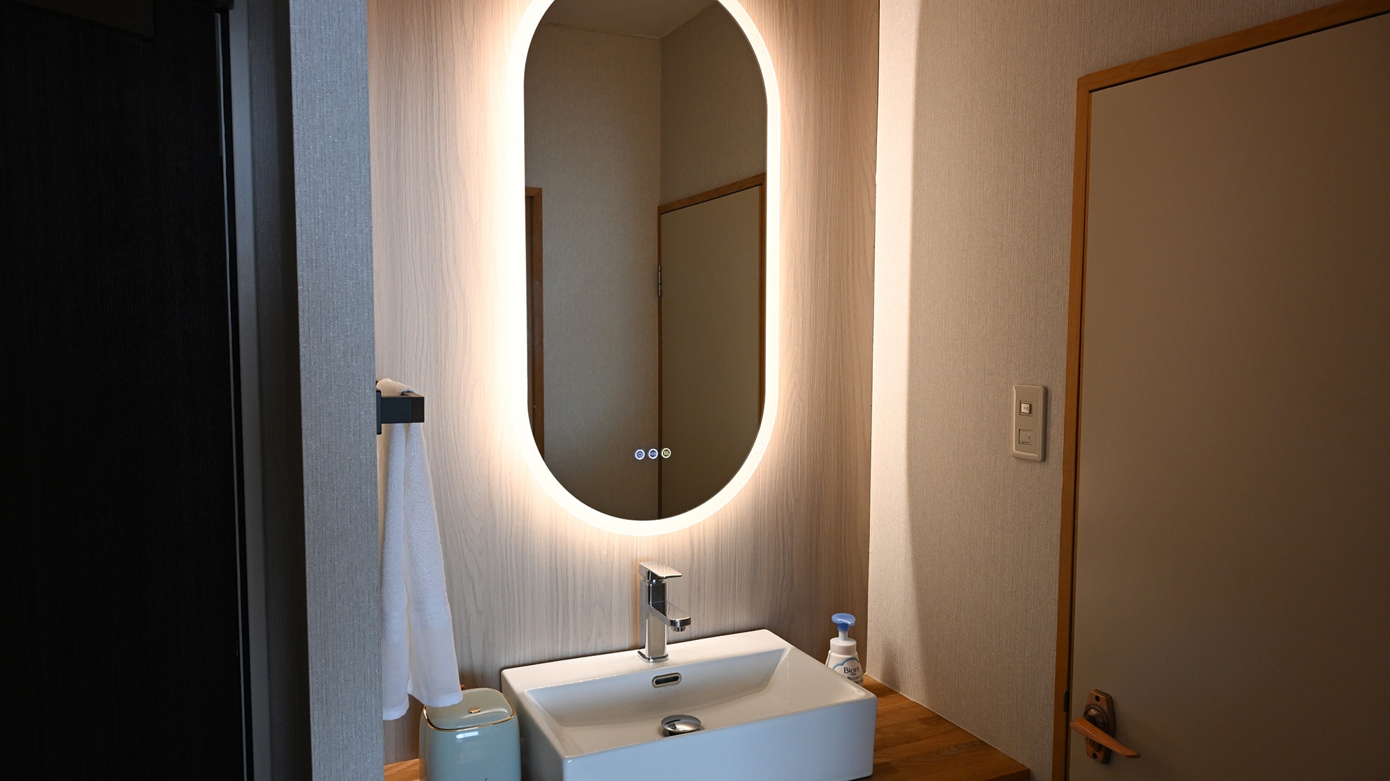 ・ [Kamar Jepang-Barat lantai 2 (dengan toilet)] Wastafel dengan cermin besar yang dapat diredupkan