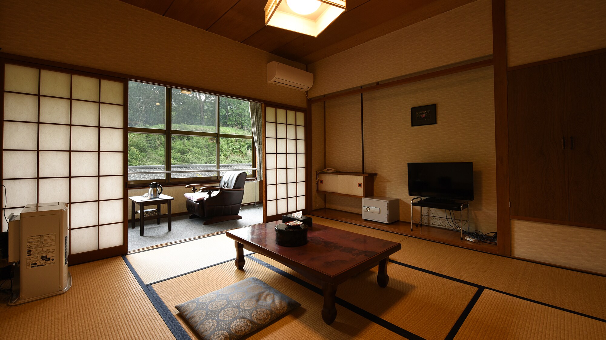 * [Main building Japanese-style room 8 tatami mats] This 8 tatami mat room is recommended for couples.