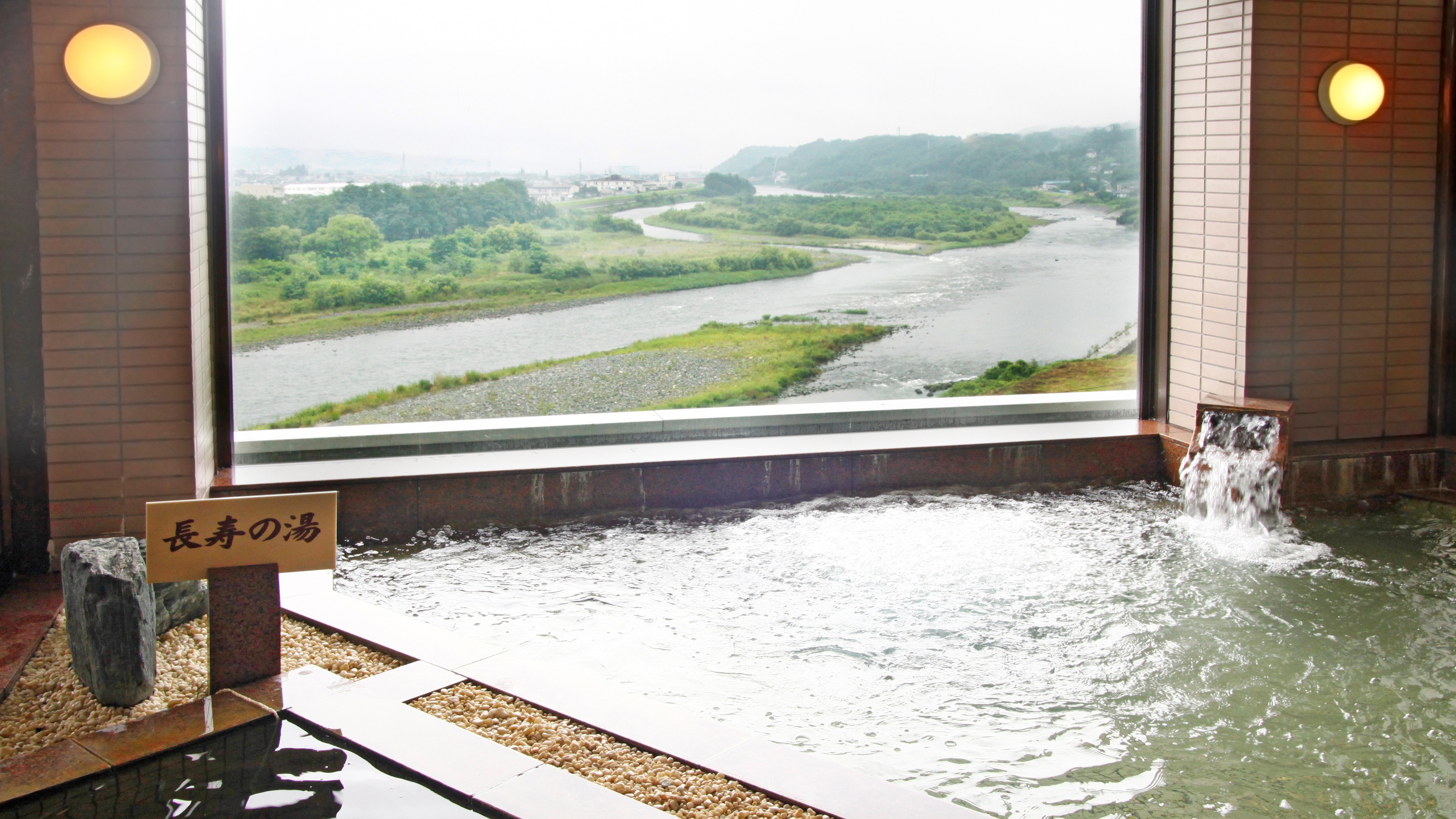 □The flow of the Tenryu River spreads out when you gently stroke the cloudy glass. Please take your time and enjoy