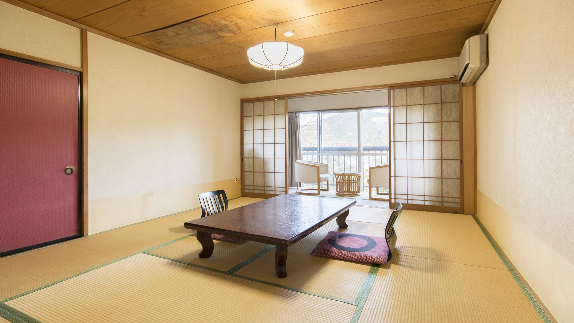 * [Room (Japanese-style room with 10 tatami mats and bathroom)] You can relax while looking out at the colorful garden that changes with the seasons.