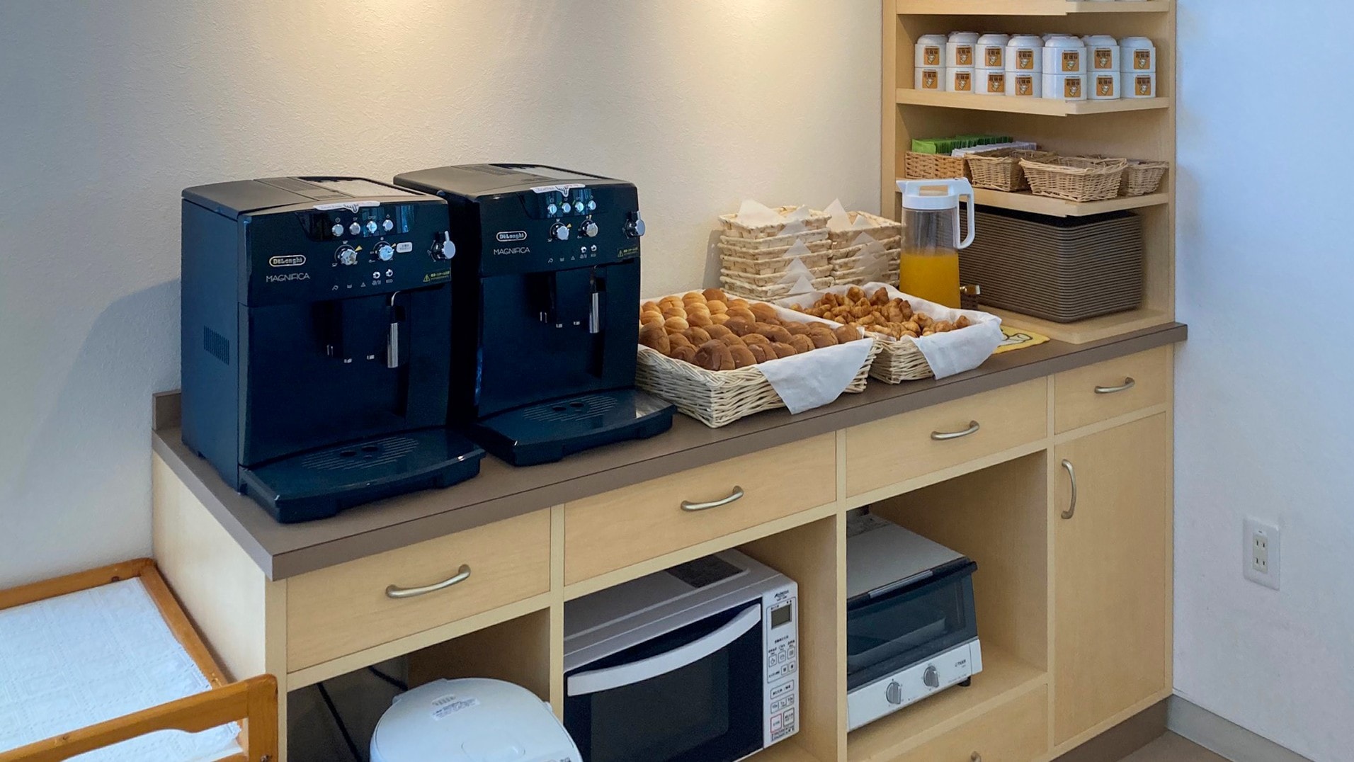 Image of a light breakfast in the lounge.