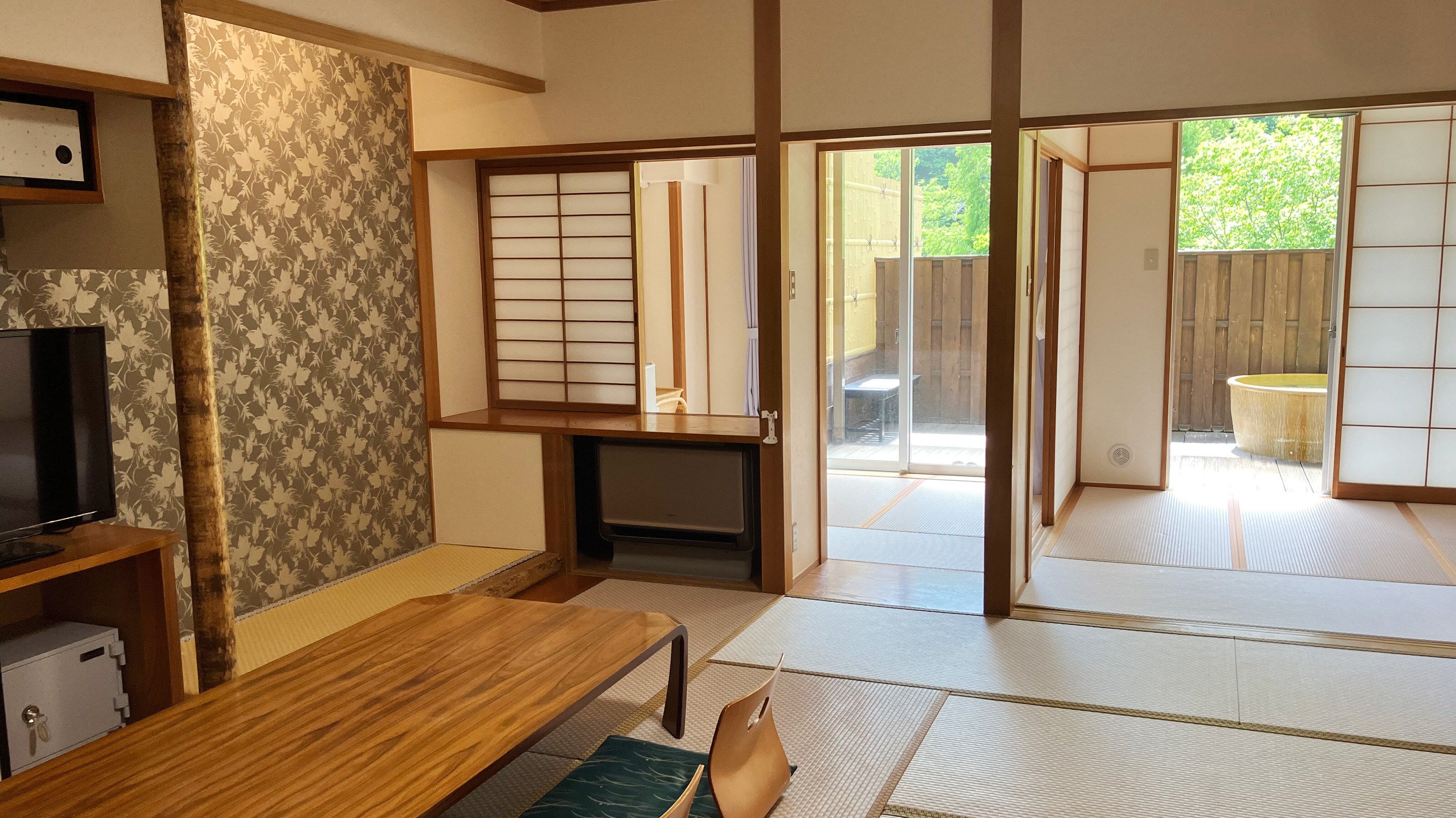 Guest room with open-air bath (ceramic)
