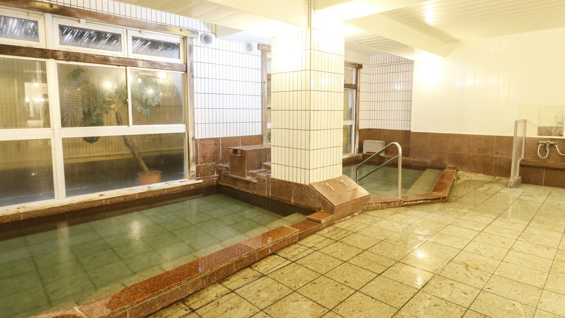 【大浴場：千年之湯】浴池有熱水浴池和溫水浴池兩種。 （男女分開安排時間）