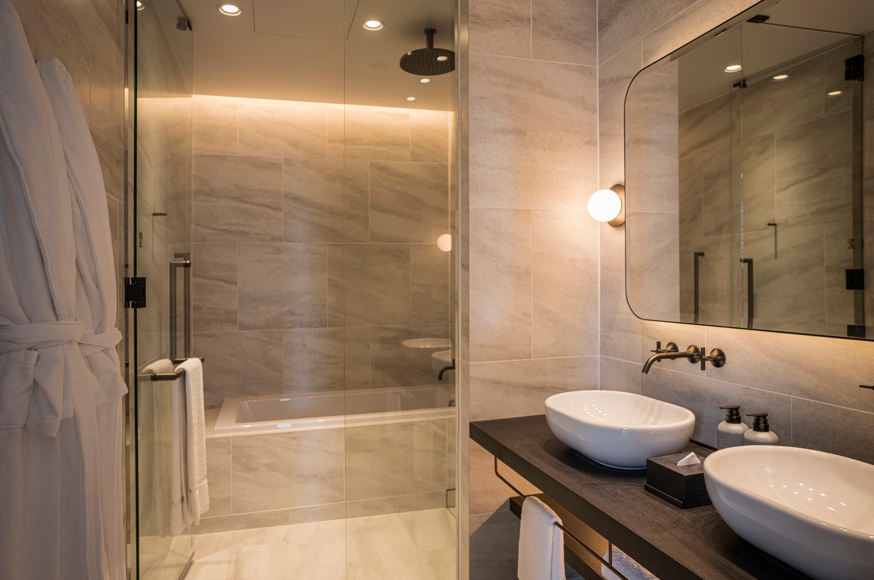 Deluxe Corner Suite King bathroom