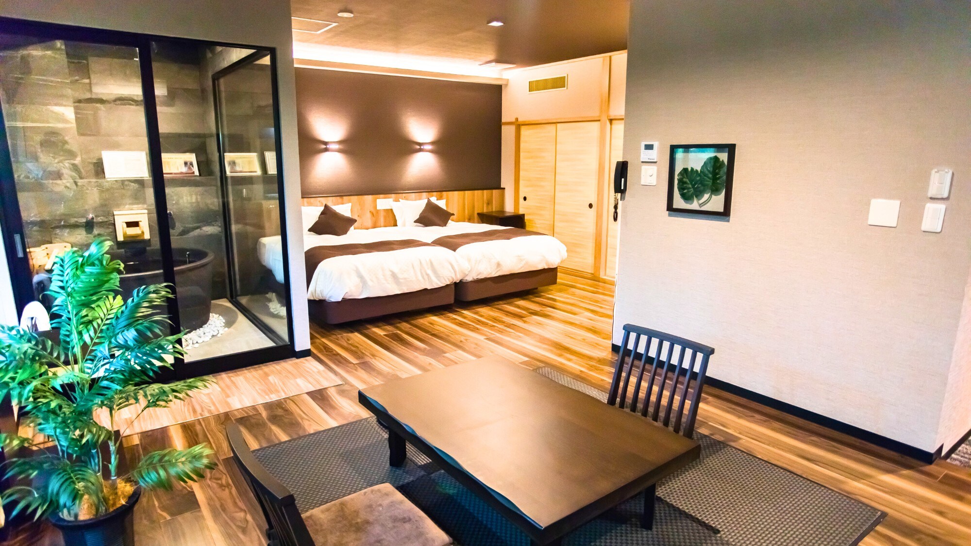 [Western modern suite, Japanese-Western style room] 40 square meters