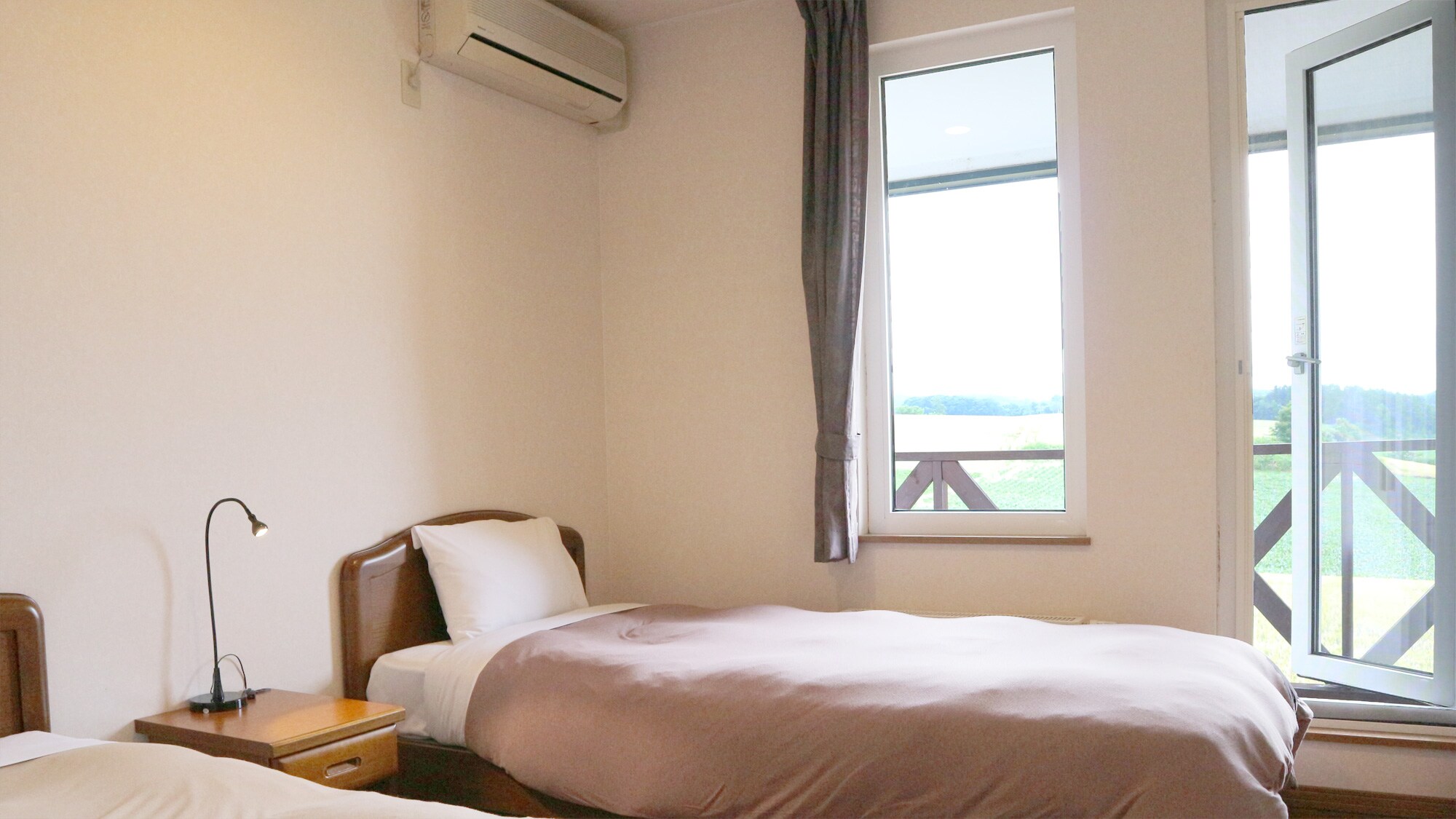* [Lereng bukit dan sisi Tokachidake] Tempat tidur twin/dua single. Kamar yang sederhana dan tenang dengan pemandangan di luar jendela.